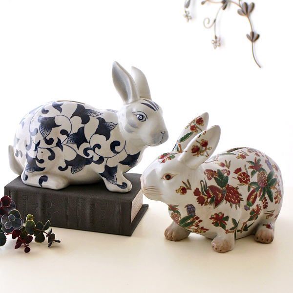 貯金箱 うさぎ 置物 可愛い 陶器 500円玉 おしゃれ 絵付け 和風 インテリア オブジェ 赤絵/青花 陶器兎の貯金箱 2タイプ [swa2461]