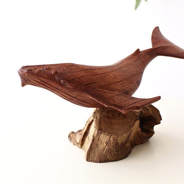 クジラ 置物 オブジェ 木彫り 木製 海の生き物 天然木 くじら 鯨 置き物 ナチュラル インテリア 雑貨 古木と木彫のクジラの置物 [tom0621]