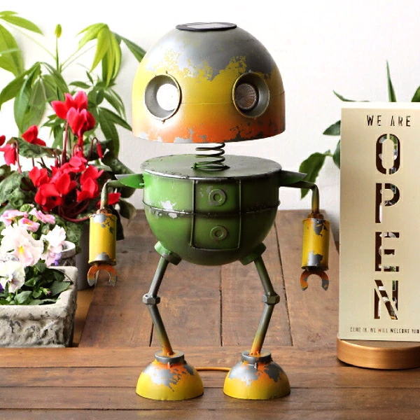 ロボット 置物 ガーデン オーナメント シャビー アンティーク オブジェ インテリア 雑貨 玄関 園芸 ディスプレイ アイアン 光る 可愛い 揺れる ダンス ソーラーライト付き ロボットの置物 B 【送料無料】 [toy2333]