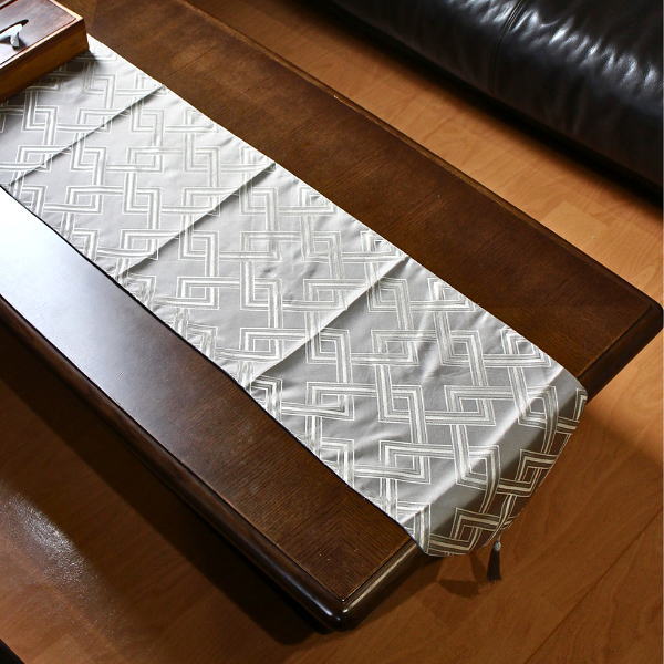 テーブルランナー 幾何学模様 タッセル付き モダン 高級感 おしゃれ インテリア 光沢 テーブルセンター 200cm 北欧 シック エレガント 布製 テーブルランナー・SVグレー [vin8925]