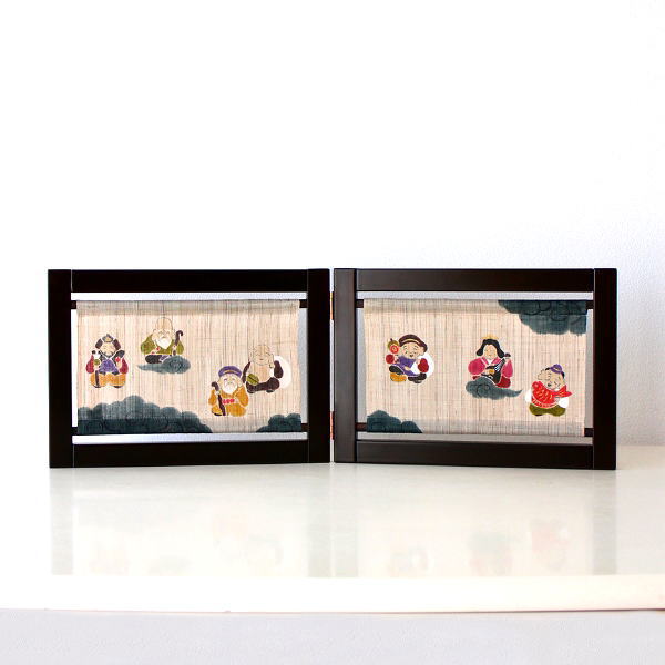 七福神 フレーム 置物 飾り 縁起物 正月 迎春 年中飾り 卓上 額絵 和風 和室 玄関 インテリア 手染め麻布のミニ衝立 七福神  【送料無料】 [wlj4644]