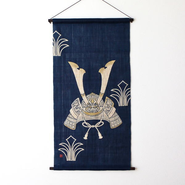 端午の節句 タペストリー 兜 鬼兜 男の子 節句 五月飾り 和風 掛け軸 麻 手染め 壁掛け 大きい 60×120cm 日本製 金彩タペストリー「鬼かぶと」 【送料無料】 [wlj6903]