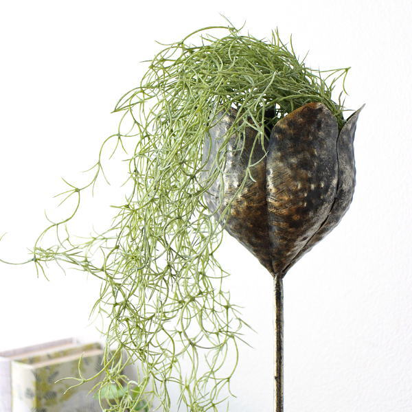 鉢カバー アイアン アンティーク風 高台 聖杯 レトロ おしゃれ 観葉植物 プランターカバー 脚付き ディスプレイ オブジェ 室内 装飾 シャビーなアイアンのトーチフラワーカップ [ysp9161]