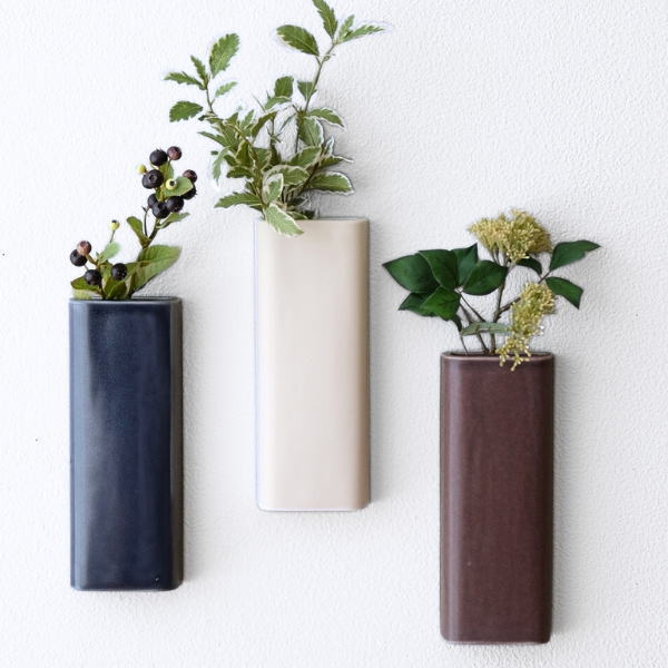 花瓶 壁掛け 一輪挿し 半磁器 陶器 萬古焼 日本製 枝物 フラワーベース おしゃれ シンプル 和モダン 玄関 インテリア リビング 和室 花器 陶器の壁掛ベース 3カラー [yyt6548]