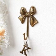 壁掛けフック リボン アイアン アンティークゴールド ハンガー ウォールフック 可愛い 玄関 鍵掛け コート掛け 帽子掛け インテリア エレガント レトロ風ゴールドリボンメタルフック [hal9826]