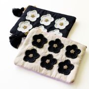 ポーチ 小物入れ おしゃれ マチなし かわいい デザイン 布張り ビーズ刺繍 フラット 刺繍フラットミニポーチ Bk&Whフラワー 2カラー [kan2322]