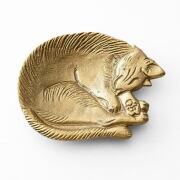 アクセサリートレイ 猫 鍵置き 卓上トレー 小物トレイ キートレイ 金属 ネコ 雑貨 可愛い アンティーク調 デスク 玄関 インテリア ゴールドのアルミトレイ キャットスリーピング [kan3002]
