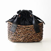 ラタンバッグ かごバッグ 本革ハンドル 巾着付き 軽量 丈夫 インドネシア製 ナチュラル バスケットバッグ ラタンピールランダム編バッグ 【送料無料】 [kan5392]