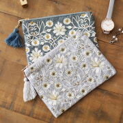 フラットポーチ おしゃれ 可愛い 花柄 マチなし 薄型 小さめ 15cm×10cm 布 通帳入れ 手帳入れ 化粧 スマホポーチ フラワー刺繍スクエアフラットポーチ 2カラー [kan9221]