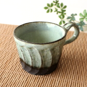 マグカップ 瀬戸焼 日本製 陶器 ソギ模様 黒土 釉垂れ 大きめハンドル おしゃれ 300ml コーヒーカップ 電子レンジ対応 食洗機対応 焼き物 土物 Yuragi-彫 マグ 灰釉 [mkn9471]