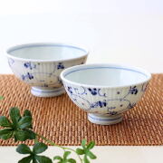 夫婦茶碗 波佐見焼 鎬文 しのぎ ご飯茶碗 ペア 大小 唐草模様 日本製 大12cm 小11cm 磁器 おしゃれ かわいい 電子レンジ対応 食洗機対応 和食器 ブルーアラベスク 夫婦茶碗 [msg7848]