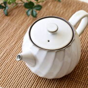 ティーポット おしゃれ かわいい ポット 白 茶こし付き 半磁器 北欧 和食器 日本製 波佐見焼 ねじり縞ポット 白 [msg8601]