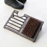 泥落とし 玄関 アイアン鋳物 おしゃれ 砂落とし 土落とし 雪落とし 靴底 靴裏 ヤシ ブラシ マット 金属 勝手口 ドア 屋外 ガーデニング アイアンのブーツスクレーバー [mty1626]