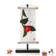 タペストリー 正月飾り 卓上 スタンド おしゃれ 和風 ちりめん細工 玄関 季節 お正月 冬 花 植物 和柄 和モダン 和小物 飾り 日本製 台付きミニタぺストリー  寒椿 [mzk8721]