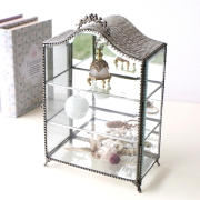 ガラスケース 真鍮 ショーケース 3段 アンティーク コレクションケース シェルフ 扉付き アクセサリーケース 小物収納ケース ミラー 脚付き ホワイト真鍮とガラスのアーチキャビネットケース 【送料無料】 [vin7852]