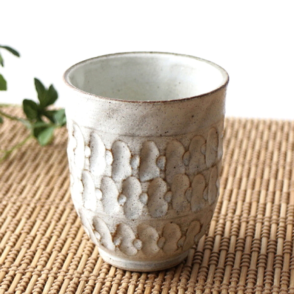 湯呑み 美濃焼 粉引 陶器 おしゃれ 日本製 彫り模様 手仕事 和モダン 和食器 200cc 電子レンジ対応 食洗機対応 粉引 重ね彫 湯のみ [mkn3329]