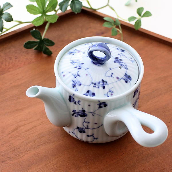 急須 波佐見焼 鎬文 しのぎ 唐草模様 日本製 小さめ 280ml 磁器 広口 茶こし付き 二人用 洗いやすい おしゃれ かわいい 電子レンジ対応 食洗機対応 ブルーアラベスク 急須 [msg1544]