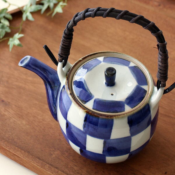 土瓶 急須 おしゃれ 日本製 波佐見焼 陶器 磁器 ステンレスメッシュ 茶こし付き ポット 食洗機対応 市松模様 焼き物 扇市松土瓶 [msg7143]