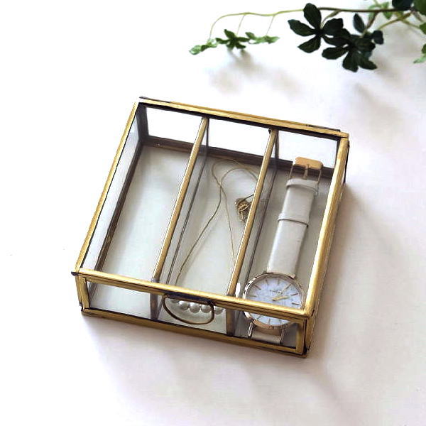 ガラスケース 卓上 小物入れ 蓋付き 仕切り 収納 真鍮 アンティーク レトロ ゴールド 透明 ディスプレイ おしゃれ アクセサリーケース 小物収納ケース ブラス 3パーテーションボックス [ras7512]