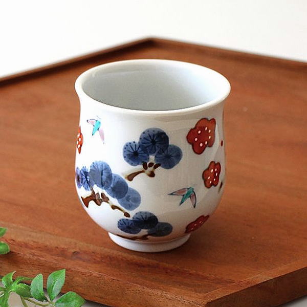湯呑み 伊万里焼 松竹梅 色絵 磁器 吉祥文様 縁起物 電子レンジ対応 食洗機対応 日本製 お祝い ギフト 松竹梅 湯呑茶碗 [skt2017]