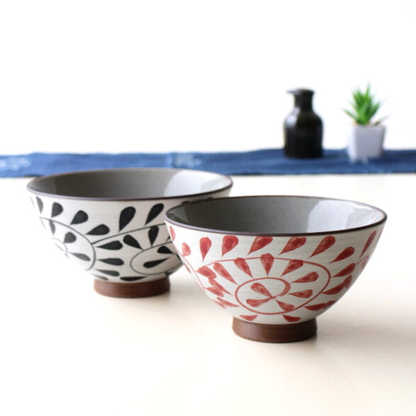 夫婦茶碗 波佐見焼 おしゃれ 陶器 ご飯茶碗 大小セット ペア ギフト プレゼント 日本製 和モダン 和食器 手仕事 焼き物 粉引 タコ唐草 夫婦茶碗 [skt3253]