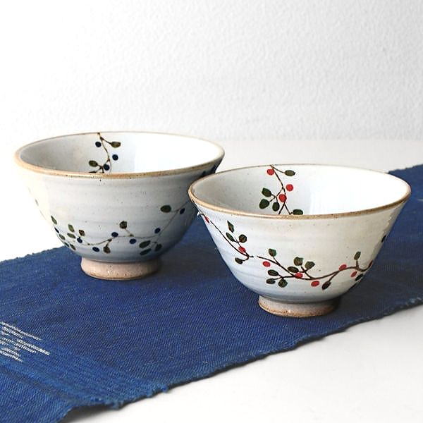 夫婦茶碗 ペア ご飯茶碗 大小2個セット 波佐見焼 陶器 白釉 手描き 赤い実 青い実 日本製 結婚祝い プレゼント ギフト 花つなぎ 飯碗 夫婦セット [skt5477]
