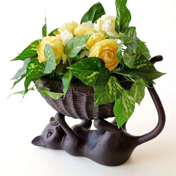 小物入れ かご 編み籠 猫 雑貨 プランターカバー 鉢カバー ねこ オブジェ バスケットとネコ [swa2197]