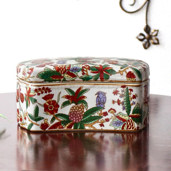 小物入れ 蓋付き 陶器 アクセサリーケース 小物収納 卓上 収納ボックス おしゃれ 和モダン インテリア 玄関 鍵入れ 印鑑入れ 薬入れ 整理箱 小箱 陶器の枕型シノワズリBox [swa2462]