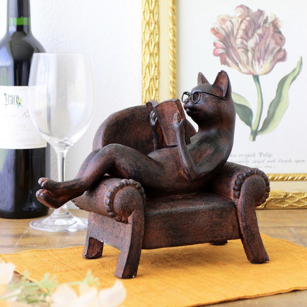 猫 ネコ ねこ 置物 雑貨 おしゃれ かわいい オブジェ 置き物 ブックエンド アンティーク調 シャビーソファーで読書のメガネ猫 [swa4483]