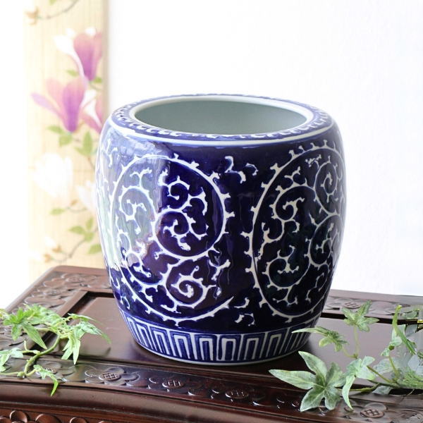 植木鉢 おしゃれ 陶器 火鉢 陶器鉢 メダカ鉢 金魚鉢 丸型 和風 観葉植物 鉢カバー プランターカバー 穴なし 水鉢 植木鉢カバー 睡蓮鉢 深め 陶器の染付 深火鉢 藍底蛸 [swa4779]