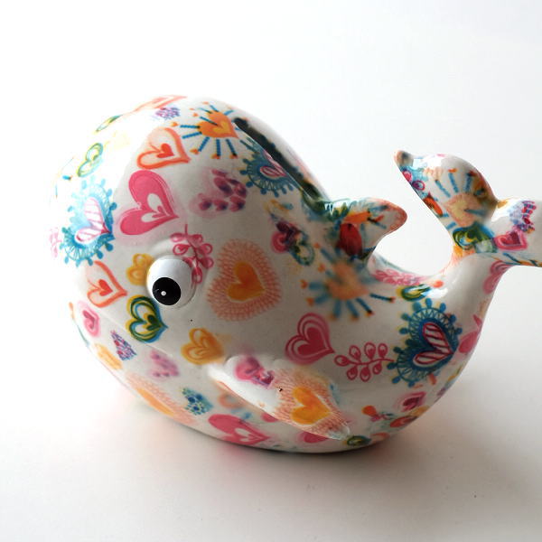 貯金箱 おしゃれ かわいい 陶器 くじら 鯨 オブジェ 置物 可愛い インテリア 陶器のカラフル貯金箱 ハートクジラ [toy4349]