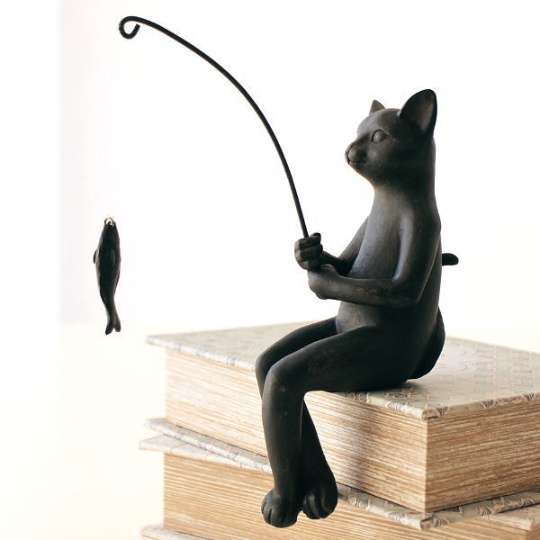 猫 置物 オブジェ 魚釣り インテリア雑貨 棚飾り レトロ アンティーク 窓辺 ディスプレイ おしゃれ フィッシングネコの置物 [toy8108]