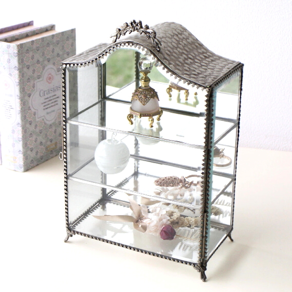 ガラスケース 真鍮 ショーケース 3段 アンティーク コレクションケース シェルフ 扉付き アクセサリーケース 小物収納ケース ミラー 脚付き ホワイト真鍮とガラスのアーチキャビネットケース 【送料無料】 [vin7852]