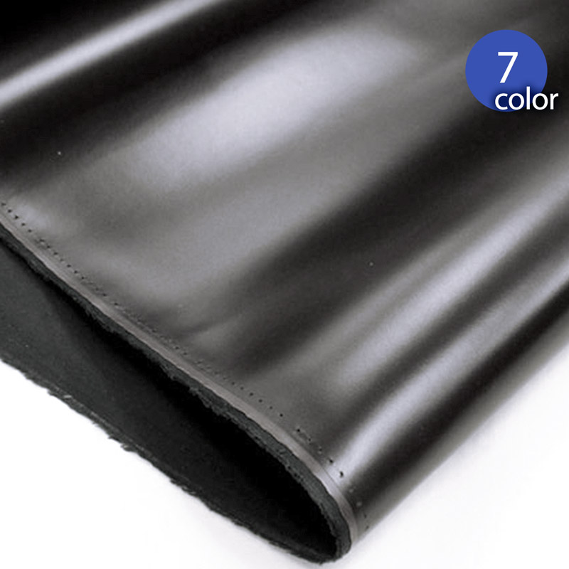 フラットな表面のしっかり厚みのあるタイプの合皮生地