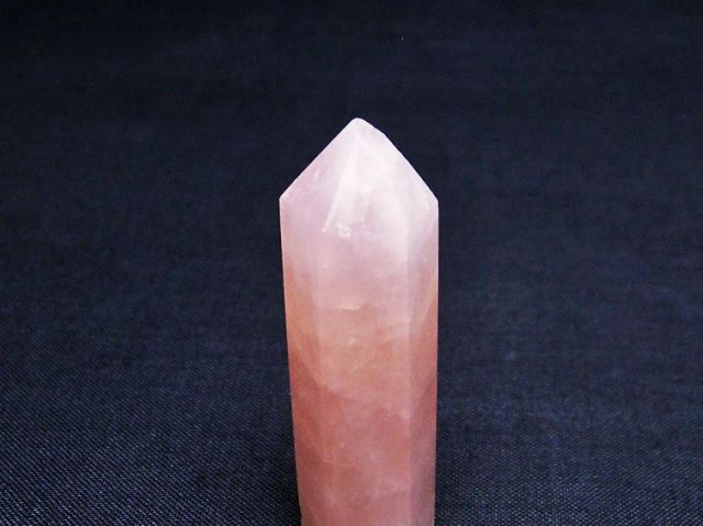 051597 ローズクォーツ六角柱　虹入り 051597 ローズクォーツ六角柱 虹入り