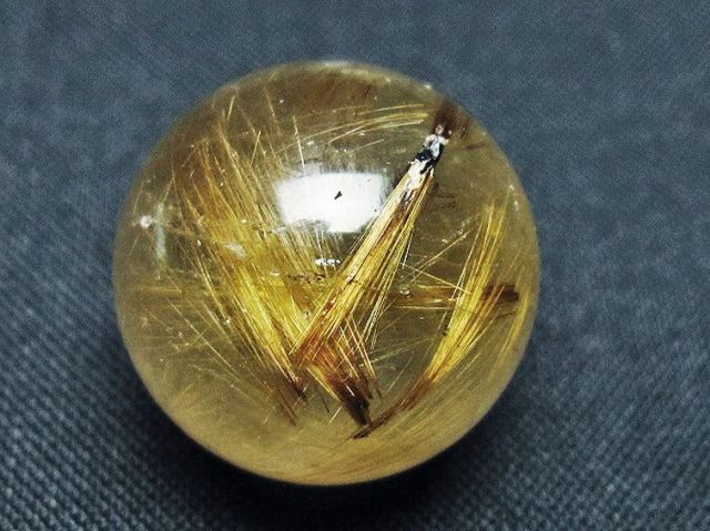 ゴールドタイチンルチル入り水晶丸玉 20mm [T145-2471]