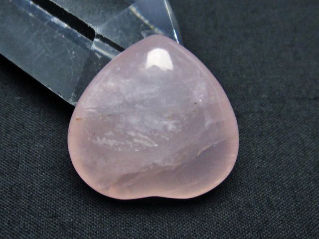 水晶ハートINハート♡♡No.2181 水晶ハートINハート♡♡No.2181 水晶のカットハートタンブル | 虹色