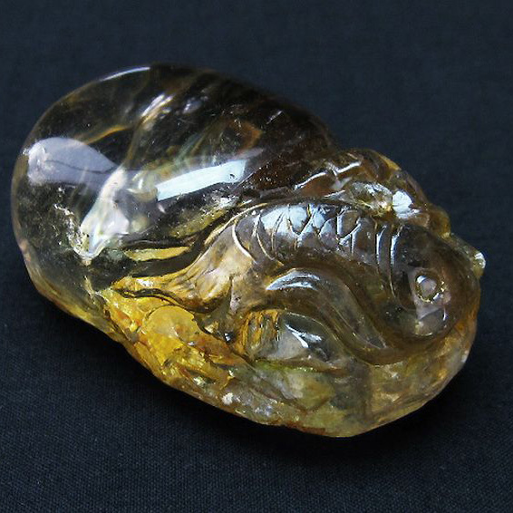 ヒマラヤ水晶 手彫り 魚 置物[T261-1062]