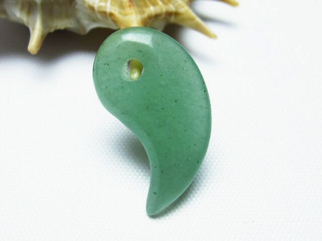 翡翠　勾玉 Amazon | theory xyz 糸魚川翡翠 勾玉 置物 91mm 純国産 翡翠