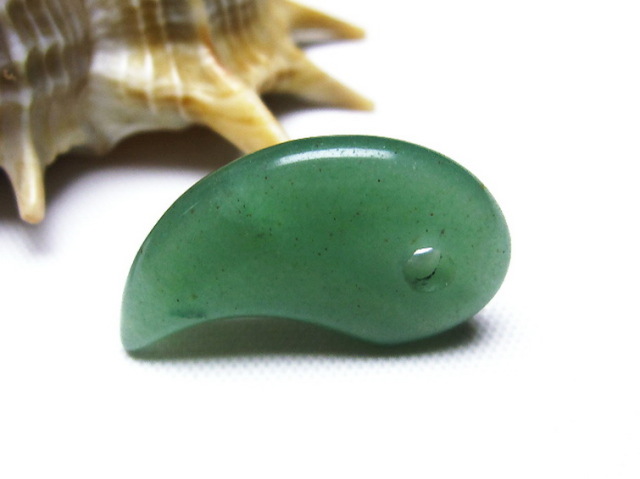 翡翠の勾玉 Amazon.co.jp: 糸魚川翡翠 勾玉 置物 小滝産 80mm (theory xyz