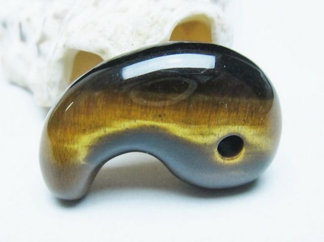 タイガーアイ※黄虎目石勾玉 [t356-1837]