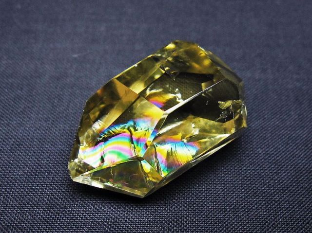 パワーストーン 天然石 虹入り黄水晶(シトリン)原石[T436-2978]