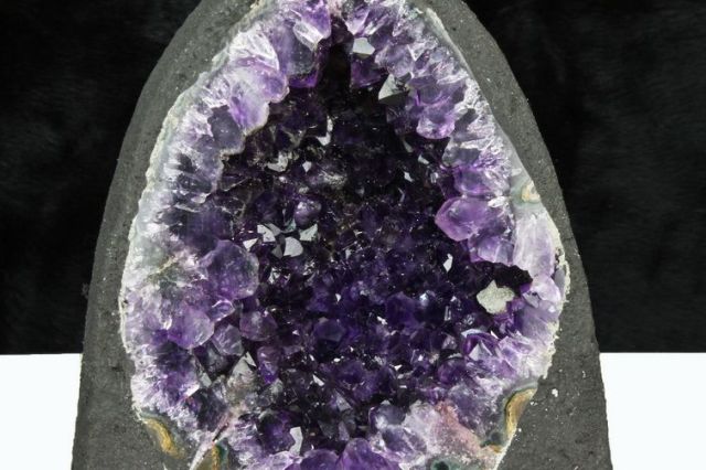 1.9Kgブラジル産アメジストドーム [t466-1817]