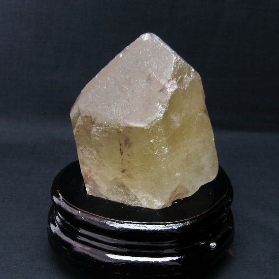 ライトニング水晶原石1,580g 原石！ライトニング 水晶 六角柱 パワーストーン 運気 金運 風水