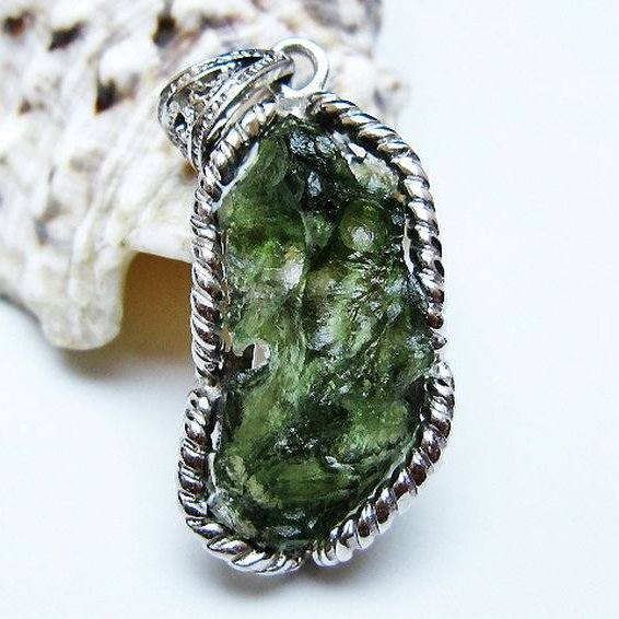 モルダバイトペンダント [t525-2310]