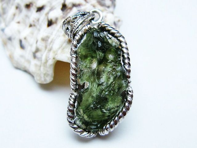 モルダバイトペンダント [t525-2310]