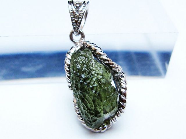 モルダバイトペンダント [t525-2338]