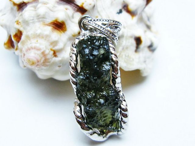 モルダバイトペンダント [t525-2357]