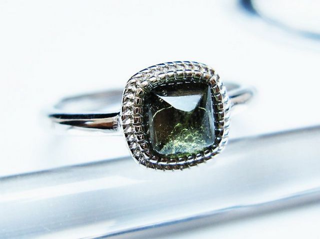 モルダバイト指輪(13号) [t526-1359]