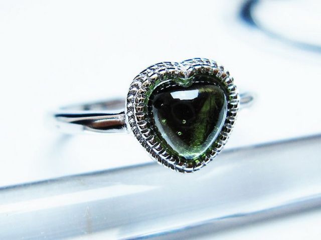 モルダバイト ハート指輪(12号) [t526-1382]